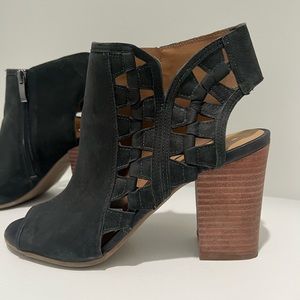 Black Heeled Shoes.  Franco Sarlo, Size 9.